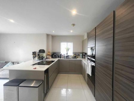 4 bedroom end of terrace house to rent - Photo 5