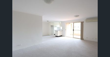 Sun-Filled & Spacious Apartment - Photo 2