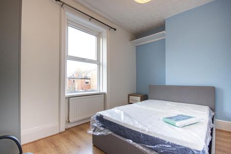 3 bedroom flat to rent - Photo 5