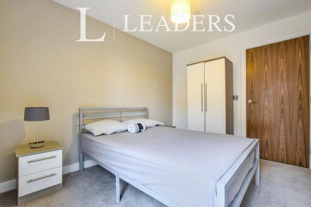 3 bedroom flat to rent - Photo 3