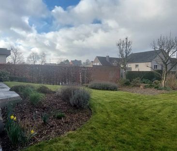 Open bebouwing met tuin en garage - Photo 1