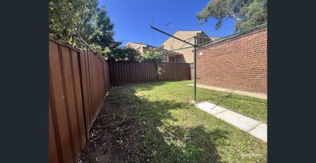 Remarkable Townhouse - Photo 3