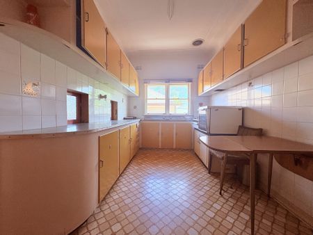 CLOSE TO ALL AMENITIES! - Photo 5