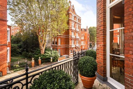 Beautifully presented and elegantly furnished apartment over three floors in this prestigious garden square with own entrance, high ceilings throughout and access to communal gardens. - Photo 2