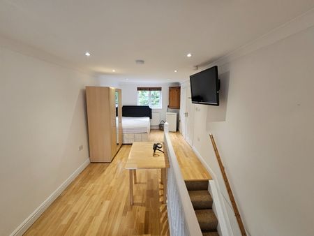Studio Flat, Finchley Road, NW11 - Photo 2