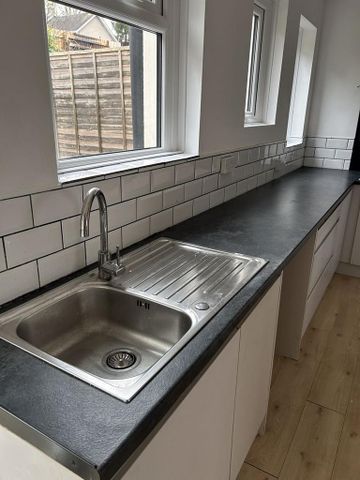 2 bedroom end of terrace house to rent - Photo 2