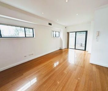 Immaculate Quiet Rear Duplex with Ducted Air Conditioning - Photo 2