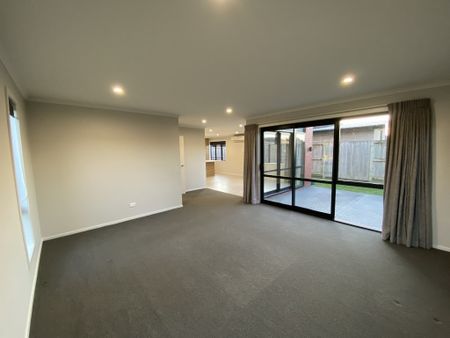 This immaculate three bedroom family home is located in the suburb of Flagstaff, just a short drive from a variety of local amenities. - Photo 4