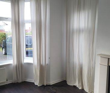 2 Bed Flat, Grove Park, SE12 - Photo 3