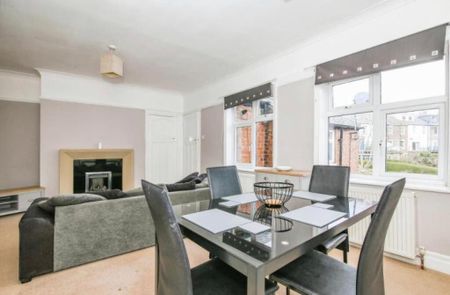 2 bedroom flat to rent - Photo 2