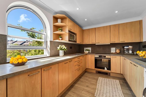 2 Bed Flat, Oriel Drive, SW13 - Photo 1