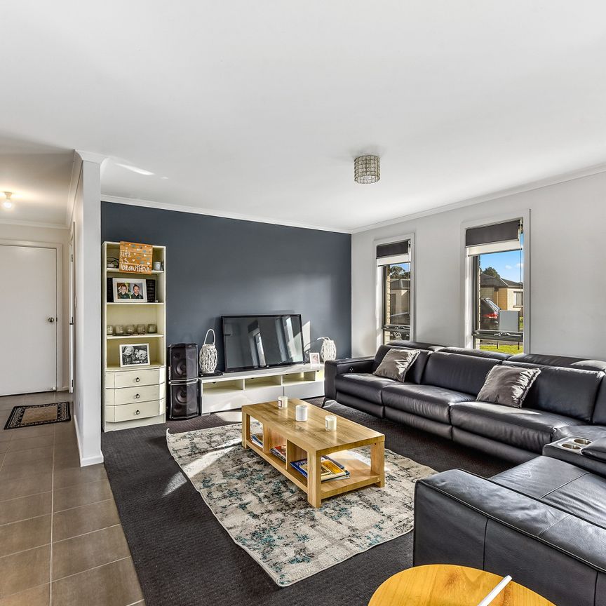 Modern and stylish three bedroom home! - Photo 1