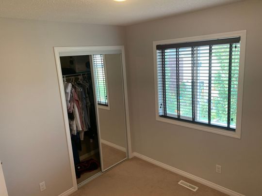 Perfect Executive Family Home in a Great Neighborhood in Airdrie - Available November 1 - Photo 1