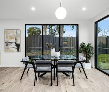 Contemporary Living with Expansive Outdoor Space - Photo 4