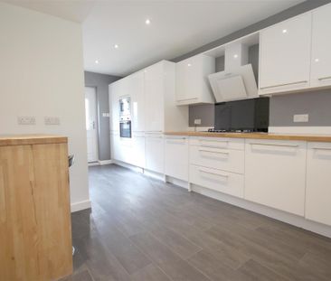 3 Bedroom House - Mid Terrace To Let - Photo 5