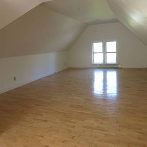 Spacious and Sunny 3.5 Bedroom Duplex - Photo 2