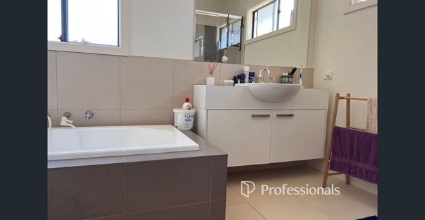 “Stylish and Modern home” - Photo 1