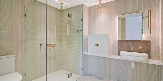 Immaculate, Sunlit One Bedroom Apartment - Photo 3