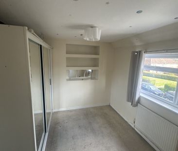 3 bed house in Yeovil - Photo 3