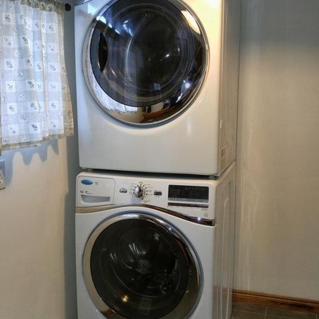 Beautiful bright lrge 3bdrm MAIN FLOOR of house - Photo 3