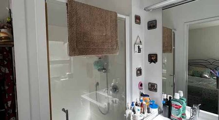 Stylish 3BR Townhouse in Newtown - Photo 5