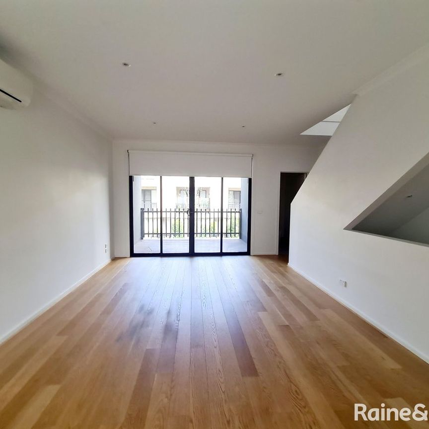 MODERN LIVING - Photo 1