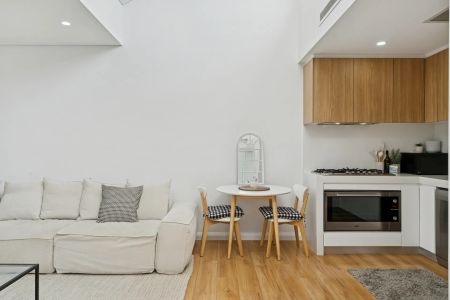 Jade Gardens: Heavenly Top Floor Chic Apartment With Light, Tree Top Views, Skylight, High Ceilings, Lift Access, Walk to Bayside, Train, Bus & Cafes - Photo 4