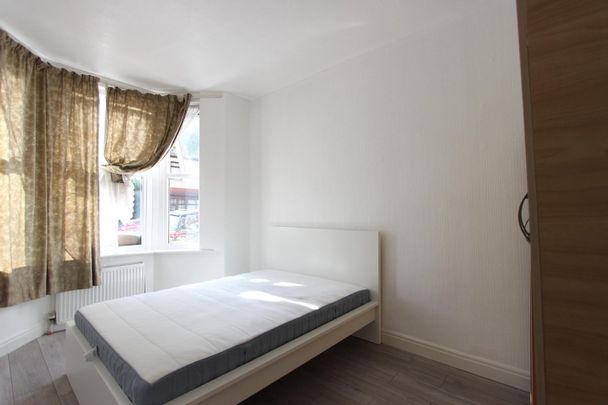 1 Bed Flat, Colvin Road, E6 - Photo 1