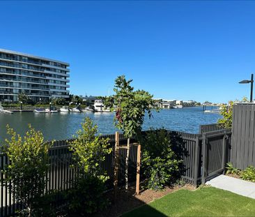 Spacious Waterfront Villa With Pontoon and Access to Pool - Photo 4