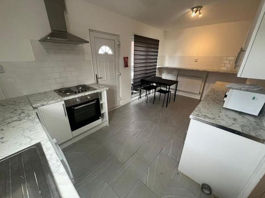 4 bedroom semi-detached house to rent - Photo 1