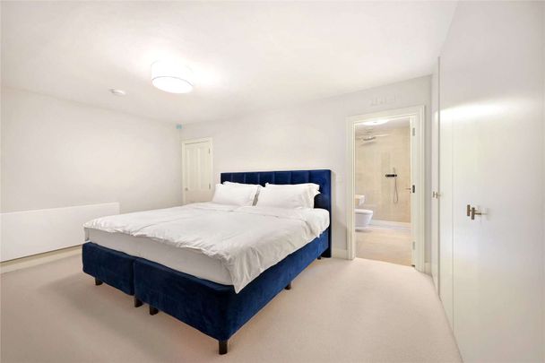 This spacious flat is situated on the 4th floor of a period building, with ample storage throughout located close to all the local amenities. - Photo 1