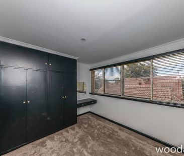 Light-Filled Two Bedroom Apartment – Recently Updated - Photo 2