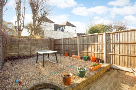 Hardy Road, London, SW19 ground floor flat to rent - Photo 5