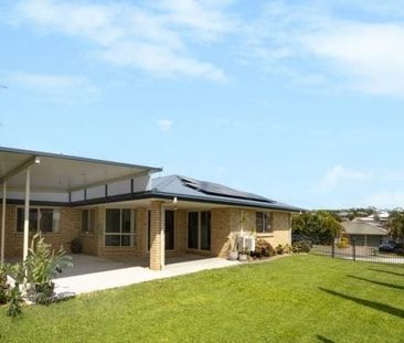 Spacious family home with Solar! - Photo 1