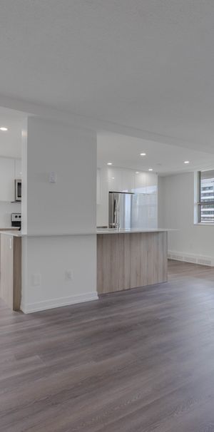 Large, Luxurious, Completely Renovated Large Three Bed Apartment in Scarborough - Photo 1