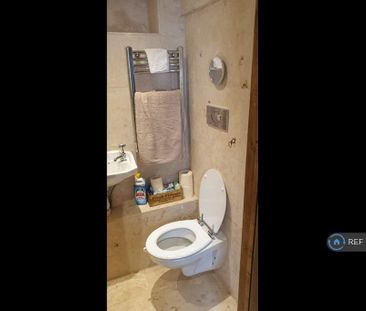 3 bedroom flat to rent - Photo 6