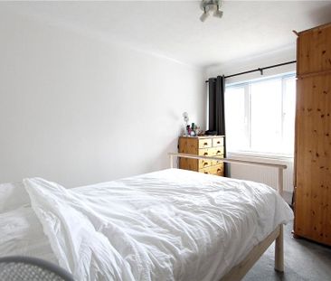 Old Woking Road, West Byfleet, Surrey, KT14 6LG - Photo 4