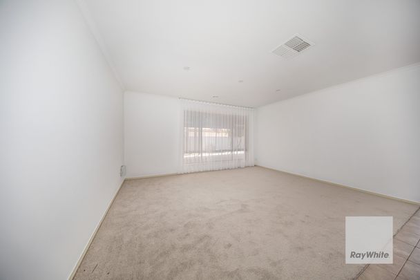 Spacious 3-Bedroom Family Home in a Prime Location! - Photo 1