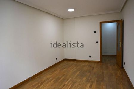 Alquiler de piso en Calle Manuel Pedregal - Photo 3