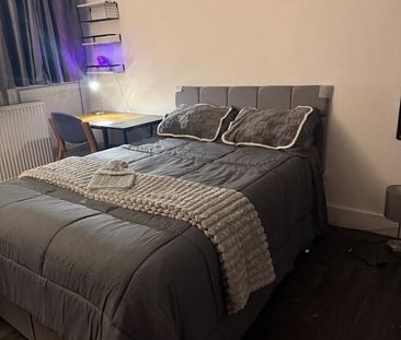 Room in a Shared Flat, Woolwich Church Street, SE18 - Photo 1