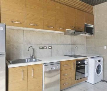 Very central Fully Furnished three bedroom - Photo 2