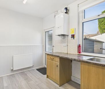 2 bedroom end of terrace house to rent - Photo 3