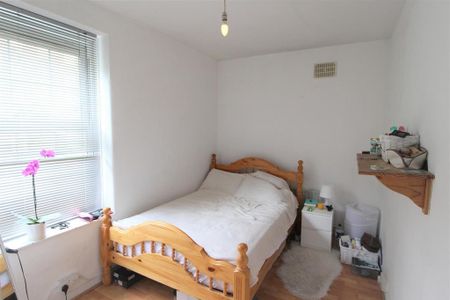 3 bedroom flat to rent - Photo 3