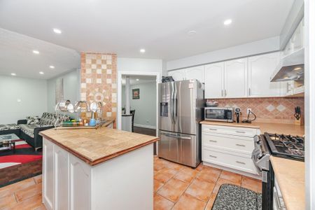 For Lease - 2 Queen Mary Drive, Brampton, Ontario - Photo 3