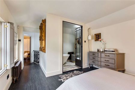 A beautifully presented, two bedroom conversion in The pantiles - Photo 3