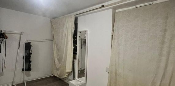 1 bedroom in a flat share to rent - Photo 2