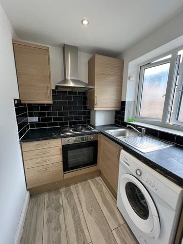 Two bedroom ground floor flat close to chadwel heath- 1800 pcm - Photo 4