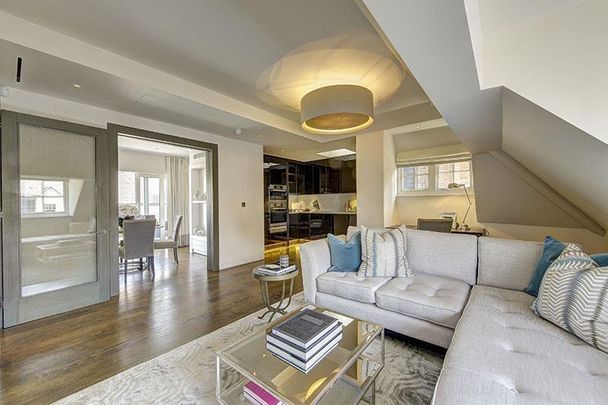 2 bedroom flat with 1 reception and 2 bathrooms in Mayfair, W1K - Photo 1