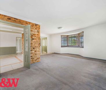 LARGE HOME WITH A POOL !! - Photo 4