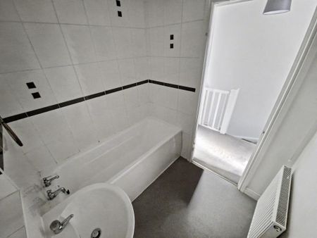 2 bedroom terraced house to rent - Photo 3
